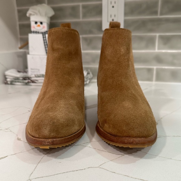 Nisolo Eva Everyday Chelsea Boots. Women’s size 6 M. Color Taupe Suede. - Picture 4 of 11